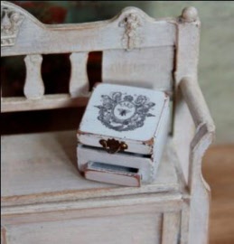 jwmspbb17-artofmini.com-poppenhuis-dollhouse-miniature-miniatuur-queen-bee-bijen-koningin-chest-kistje-vintage