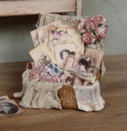 jwmspm10-2-artofmini.com-suitcase-koffer-memories-herinneringen-poppenhuis-dollhouse-miniatuur-miniature
